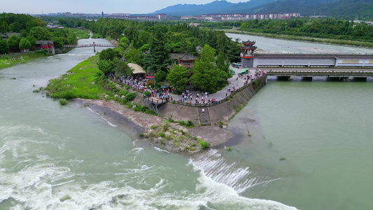 四川省成都市都江堰市都江堰景区宝瓶口鱼嘴分水堤飞沙堰古建筑天府之国历史文化航拍视频