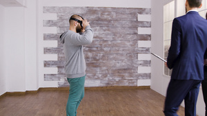 在空公寓里 使用虚拟现实头的天文人13秒视频