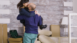 男朋友在新公寓里将他的女朋友抱起20秒视频
