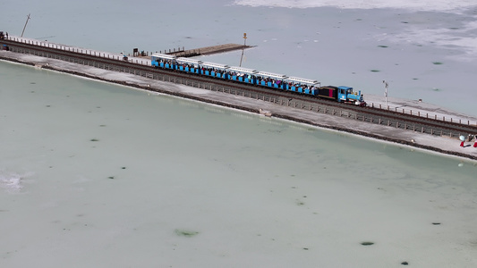 青海茶卡盐湖小火车航拍视频