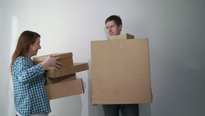 搬进新公寓的房主打开了纸板盒16秒视频