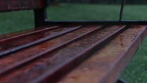 雨水打在木质长椅上面实拍视频素材118秒视频