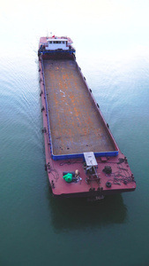 航拍长江上驶过的巨型货轮视频