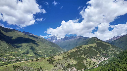 绵延群山远处巍峨的四姑娘山壮观的雪山视频