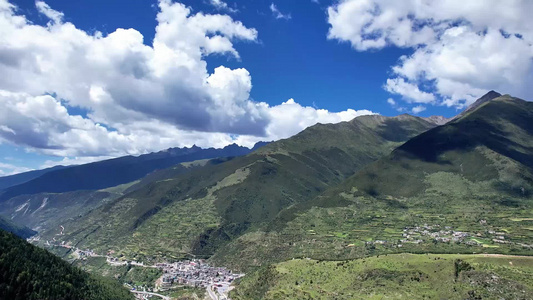 绵延群山远处巍峨的四姑娘山壮观的雪山视频