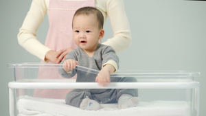 宝宝坐在婴儿床上流口水开心的样子14秒视频
