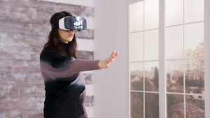 使用虚拟现实护目镜的美丽女性设计师12秒视频