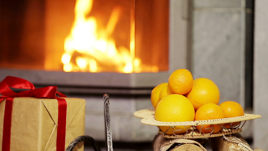 美丽的壁炉装饰 礼物和橙色用于圣诞节视频