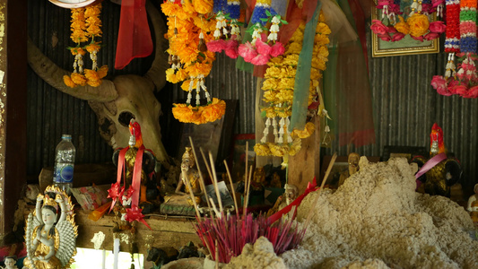 木制微型守护神屋。小佛寺圣地，五颜六色的花环。 San phra phum 竖立起来带来财富。传统尊重万物有灵视频