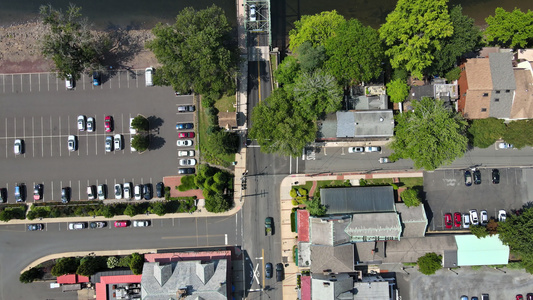 俯瞰美国新泽西州兰伯特维尔小镇住宅郊区，在美国宾夕法尼亚州历史名城新希望市的河对岸有桥视频