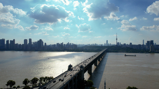 航拍城市蓝天白云晴朗阳光天空道路桥梁交通车流街景4k素材视频