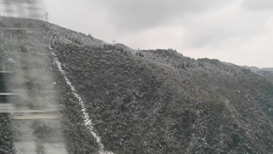 在高速的火车上看窗外的风光雪景视频