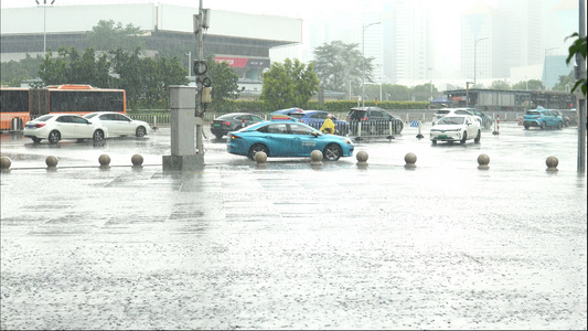 4k高清拍摄城市夏季街头暴雨广州市天河区视频