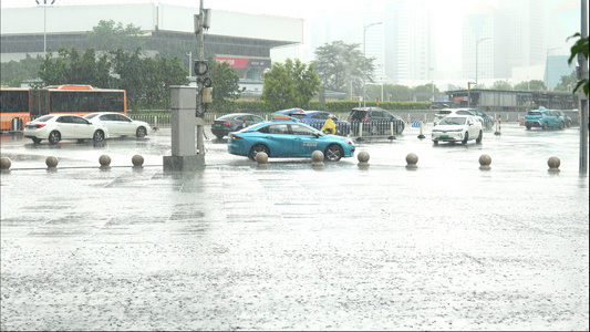 4k高清拍摄城市夏季街头暴雨广州市天河区[选景]视频