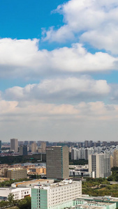 蓝天白云下的城市风光延时视频城市建设视频