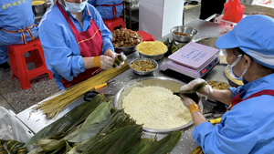 俯视角度拍摄正在包粽子的工人【该视频无肖像权，请勿商用】40秒视频