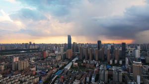 航拍城市晚霞落日夕阳天空暴雨前夕雨幡自然4k素材58秒视频