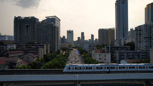 航拍城市轨道交通行驶中的轻轨列车4k素材视频