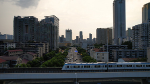 航拍城市轨道交通行驶中的轻轨列车4k素材56秒视频