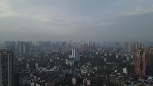 城市清晨迷雾高楼自然风光航拍视频