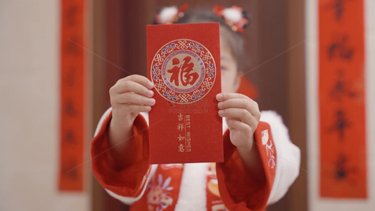 4K春节女孩笑脸展示红包压岁钱视频