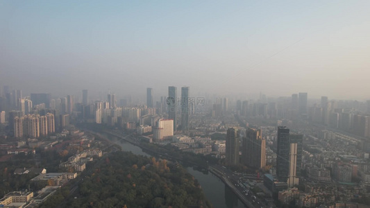 城市清晨迷雾高楼自然风光航拍视频