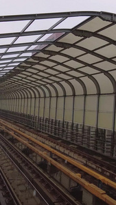 冬天飘雪城市轨道交通进站的列车素材交通素材视频