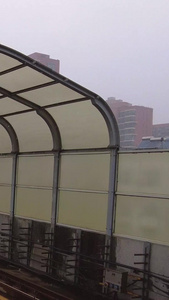 冬天飘雪城市轨道交通进站的列车素材城市素材视频