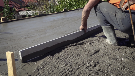 泥工用抹子平整混凝土，泥工手铺浇混凝土视频