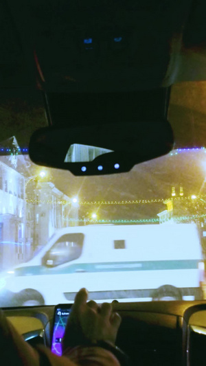 海外节日新年气氛街头霓虹灯车内视角 行车视角10秒视频