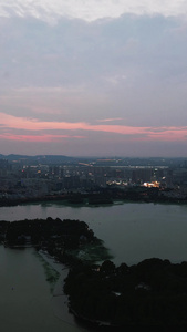 城市夜幕降临夕阳晚霞竖屏航拍视频