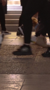 慢镜头升格拍摄素材繁华热闹步行街川流不息逛街的人流脚步慢动作视频