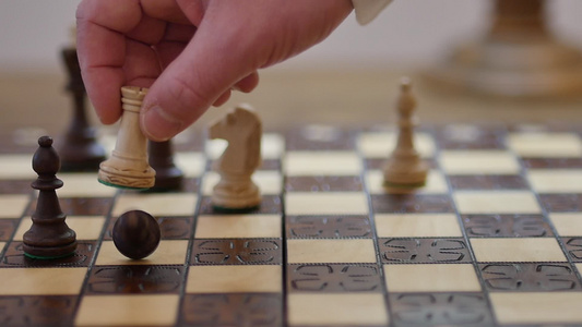 白车敲黑棋子的慢动作视图。商人与背后的团队一起移动国际象棋人物 — 战略、管理或领导理念。挑战规划成功的商业战视频