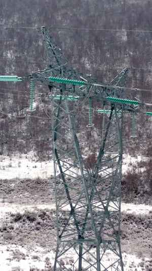 航拍雪景下雪天气的电力输送铁塔高压线43秒视频