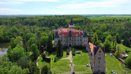 捷克共和国中波希米亚地区 Zleby 城堡的鸟瞰图。原 Zleby 城堡以新哥特式城堡风格重建。捷克兹莱比城堡视频