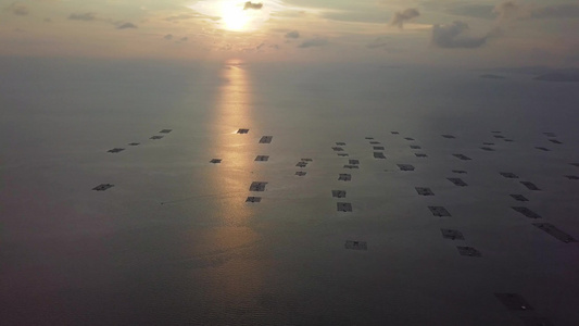 日落时海上空中养鱼场视频