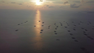 日落时海上空中养鱼场11秒视频