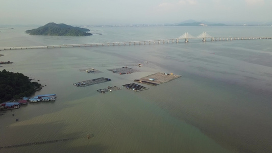 观望海面上Teluk Tynoyak、pulau Pinang的空中养鱼场视频