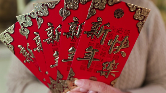 春节新年一个女人手里拿着红包视频