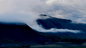 4K摄影天堂新都桥晨曦平流云和刻着藏文的山脉延时视频20秒视频