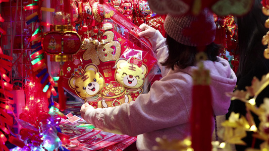 豫园商店挑选春节新年装饰品的女人视频