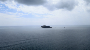 航拍海南缓缓的驶向前方的小岛4K41秒视频