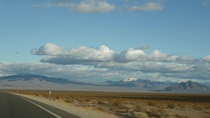 驾驶汽车从死亡谷到美国内华达州拉斯维加斯18秒视频