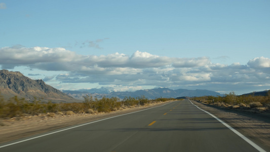 公路旅行驾驶汽车从死亡谷到美国内华达州拉斯维加斯视频
