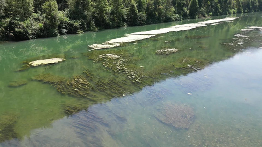 航拍青山绿水小桥流水视频