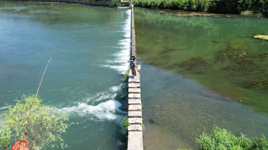 航拍青山绿水小桥流水视频