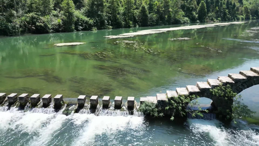 航拍青山绿水小桥流水视频