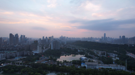 航拍城市夕阳晚霞落日天空下湖景住宅小区居住环境4k素材视频