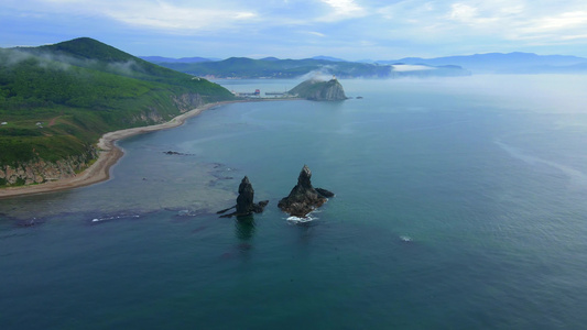 飞过美丽的石板Kekura 浮出海外 海面。 kekura两兄弟在普里莫斯基领地上视频