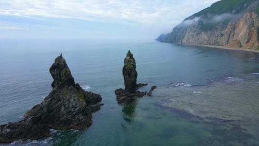 飞过美丽的石板Kekura 浮出海外 海面。 kekura两兄弟在普里莫斯基领地上视频